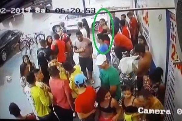 Imagens da câmera de segurança que ajudaram a identificar os envolvidos no crime.